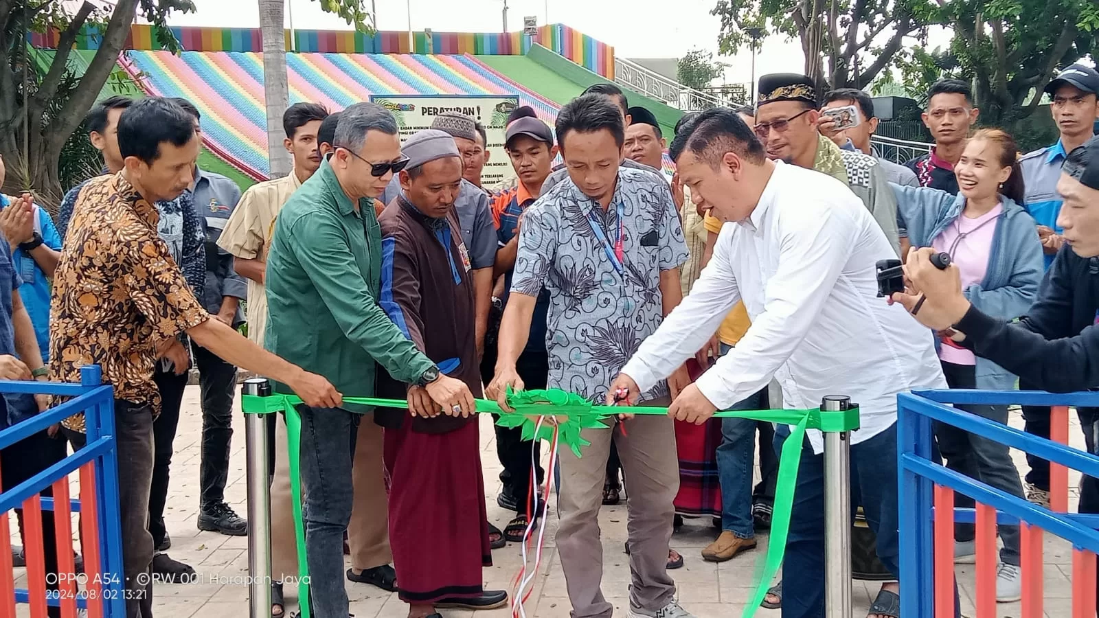 Pemotongan pita simbolis diresmikannya wahana baru di Transera Waterpark.