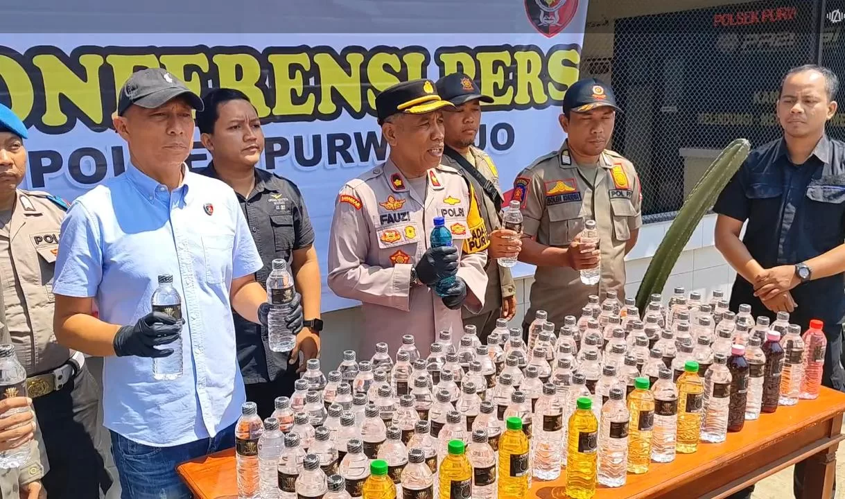 Kapolsek tunjukkan ratusan botol miras saat jumpa pers. (BM)