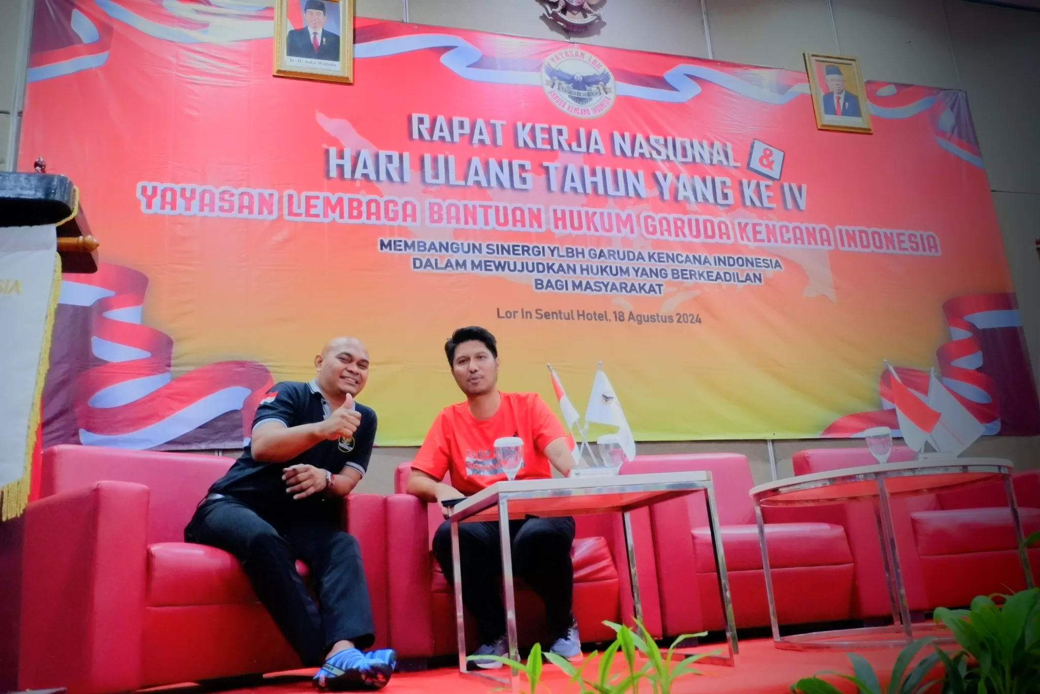 Jericho, Ketua Panitia (memakai kaos hitam) bersama Roem Djibran ketua Divisi Sosial YLBH GKI, Sabtu (17/8/2024) malam, saat persiapan acara Rakernas dan HUT YLBH GKI ke 4. (Dok. YLBH GKI)