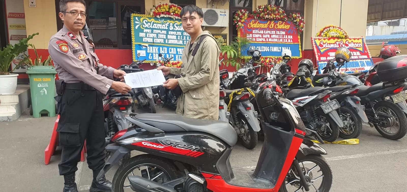 Petugas Polsek Ciledug saat mengembalikan kendaraan bermotor kepada korban. (Rnt)