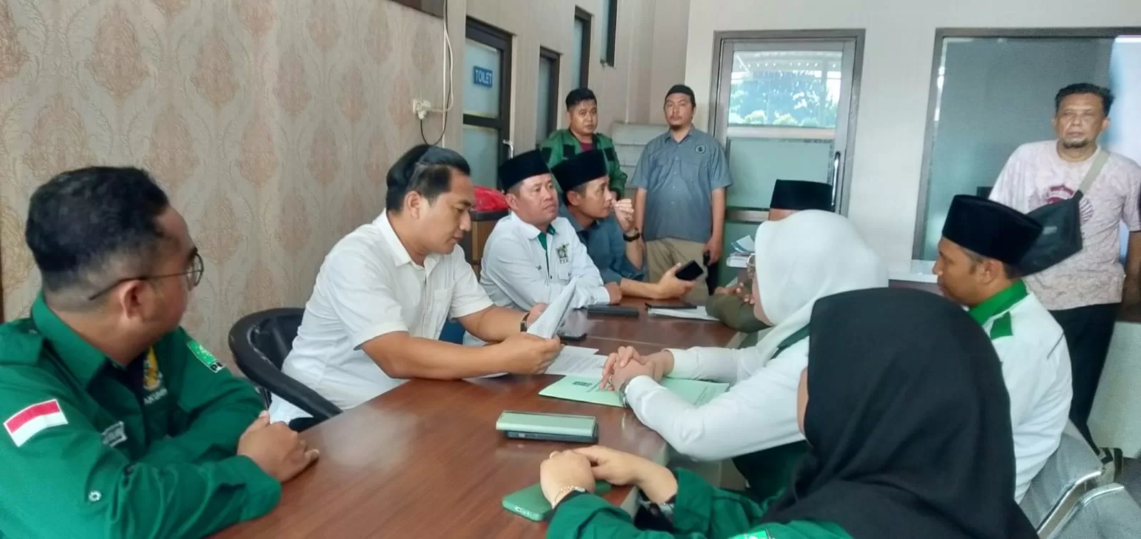 Ketua DPC didampingi Pengurus PKB saat melakukan pelaporan di SPKT Polres Pasuruan (BM)