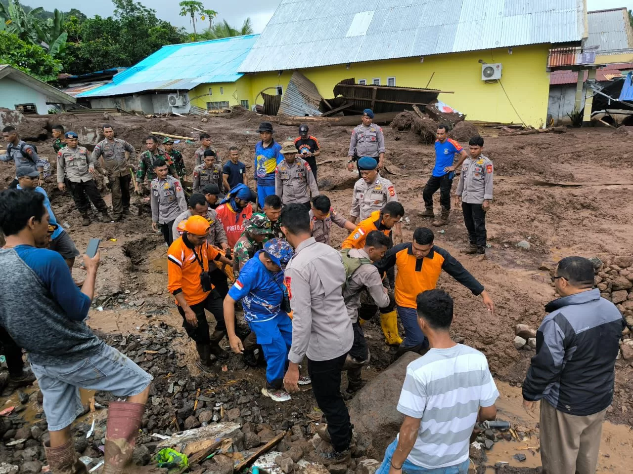 Polri bersama stakeholder terkait dan warga saat mengevakuasi korban yang hilang. (Dok)