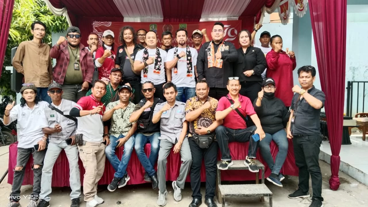 Panggung Gembira, Keluarga Besar PWI Bekasi Raya foto bersama saat perayaan HUT RI 79.