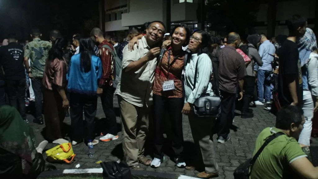 Bangga, Kedua Orang Tuanya memeluk regina. (Ist)