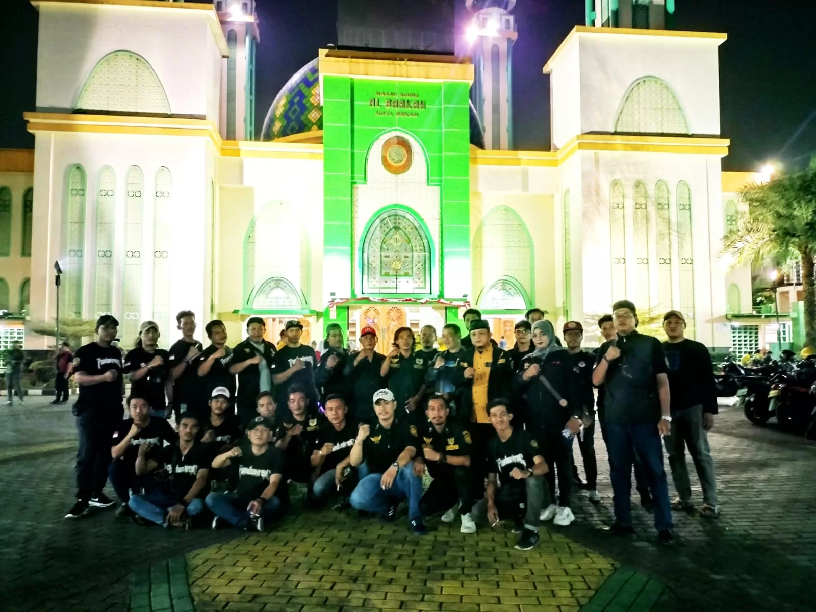 Simpatisan Padepokan Pandan Ireng saat foto bersama. (Nikko)