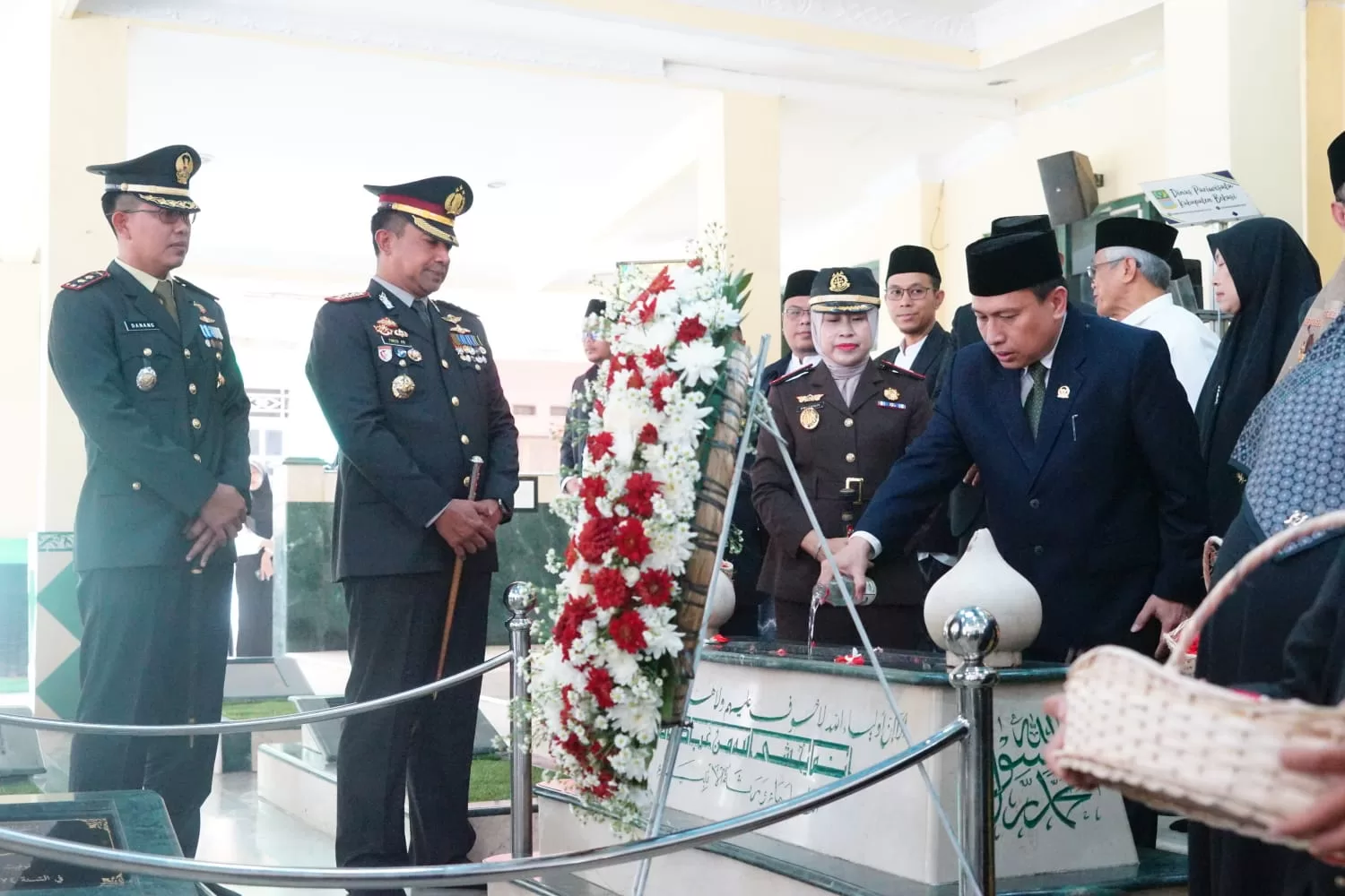 Upacara tabur bunga dalam rangka menyambut HUT RI ke 79. (Hms for BacainD.com)