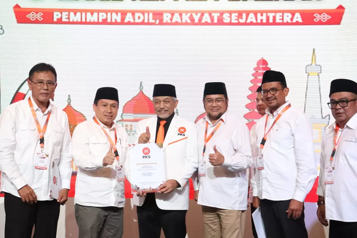 Paslon BN Holik - Faizal Hafan terima SK dari DPP PKS untuk Maju di Pilkada Kabupaten Bekasi 2024. (Dok. PKS)