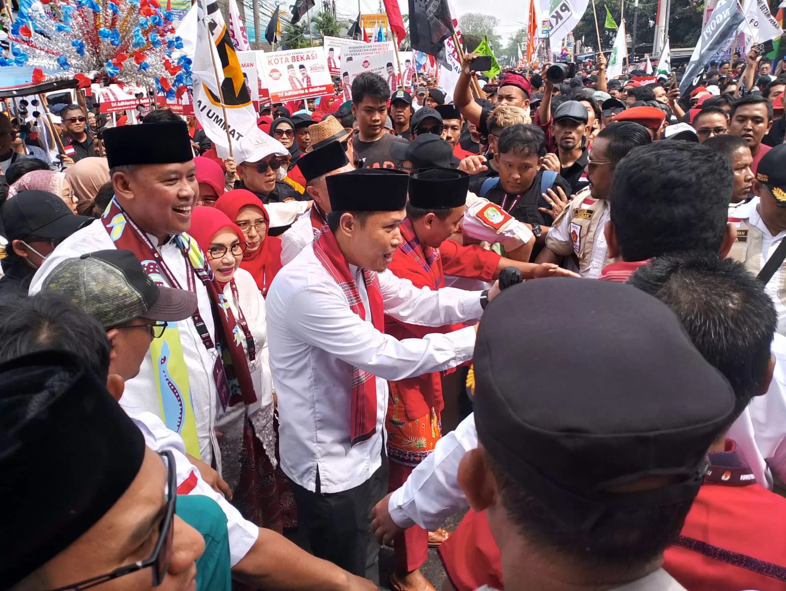 Pakai Khas Betawi Tri Ardhianto - Harris Bobihoe pakai tradisi Palang Pintu. (Nikko)
