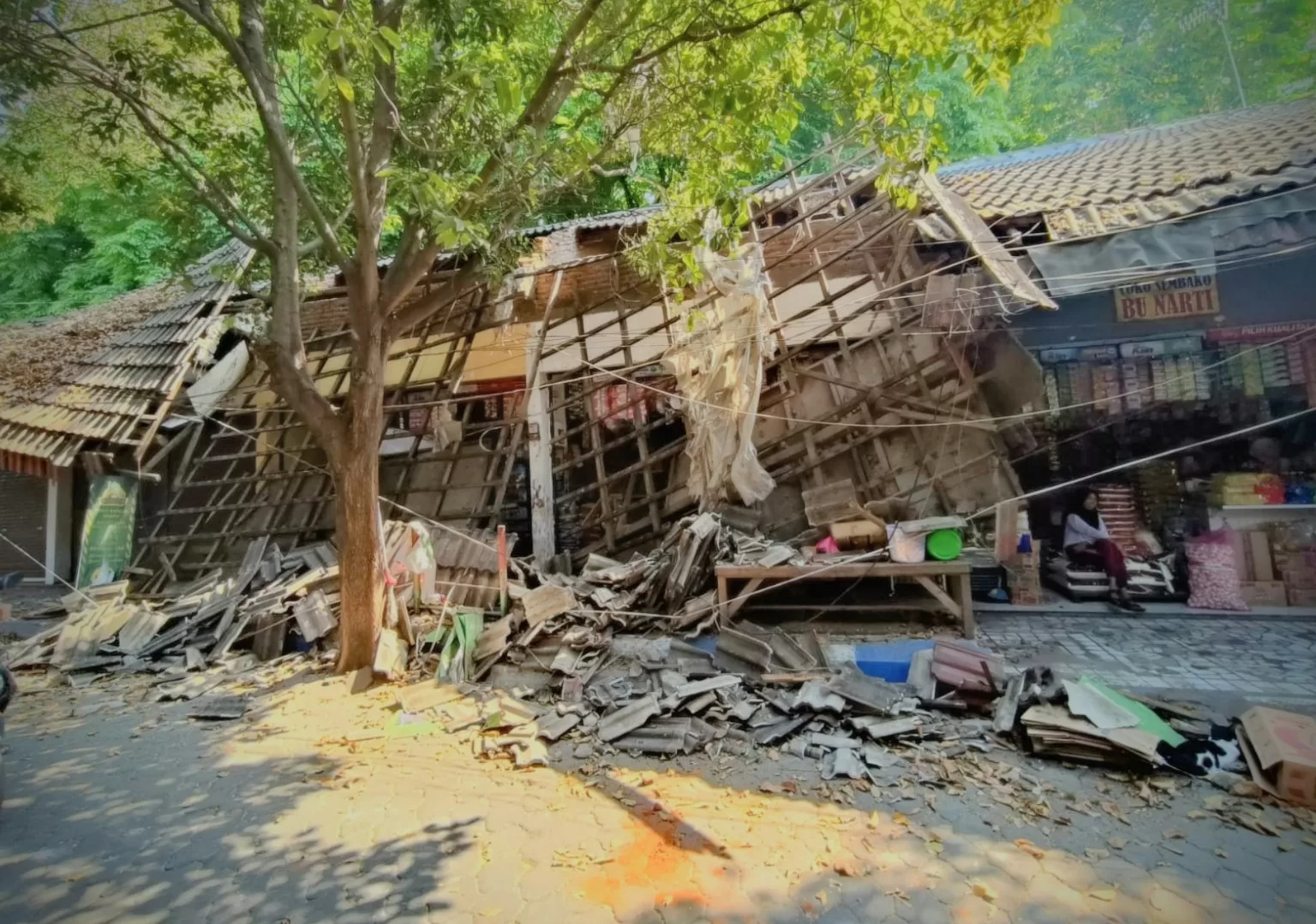 3 kios pasar kebonagung, Kota Pasuruan, Roboh. (Bm)