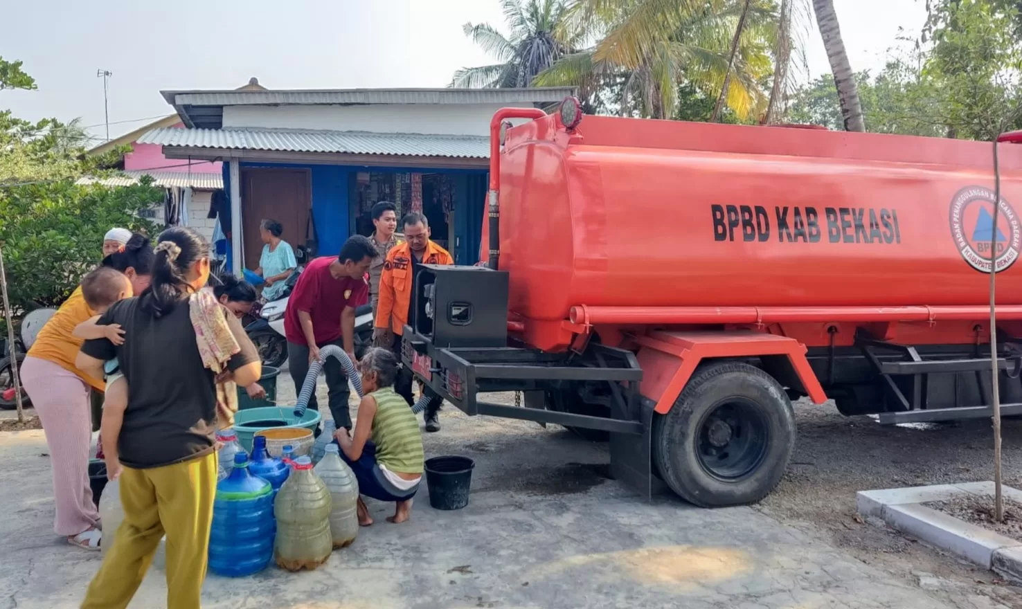 BPBD Kabupaten Bekasi saat mendistribusikan air bersih di salah satu desa yang mengalami krisis air bersih. (Ist)