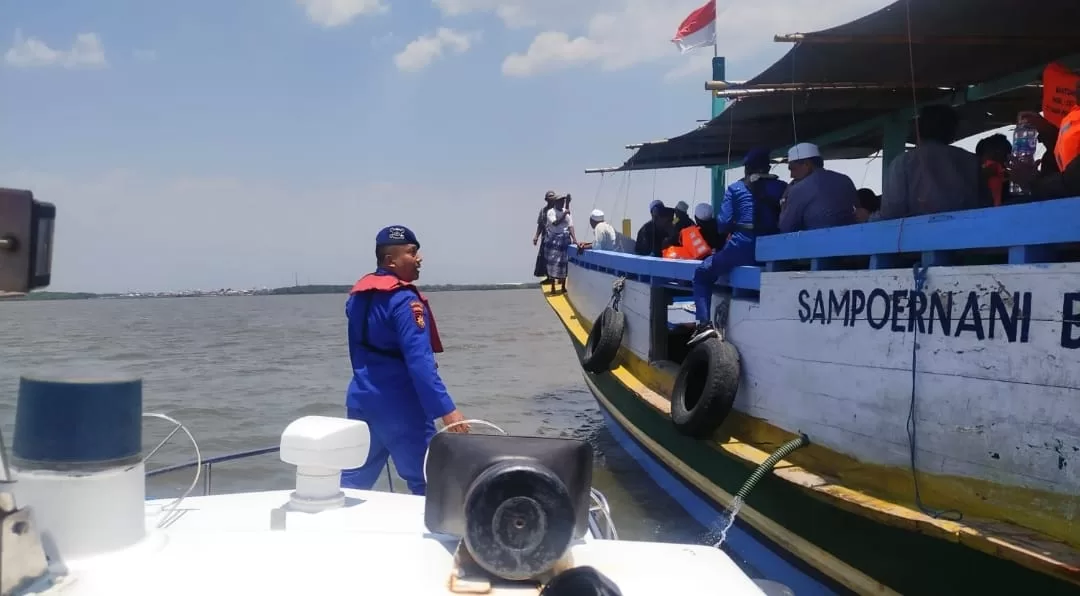 Perahu mengantar jemaah saat tiba di pelabuhan Kota Pasuruan (ist)