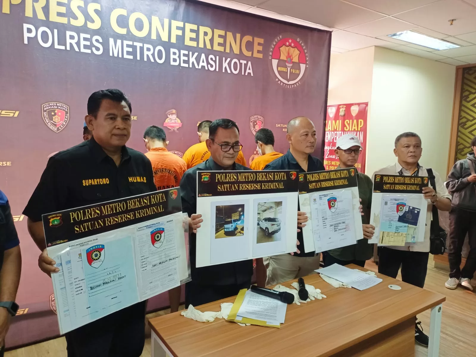 Wakasat Reskrim Polres Metro Bekasi Kota menunjukkan barang bukti dan pelaku saat jumpa pers. (Nikko)