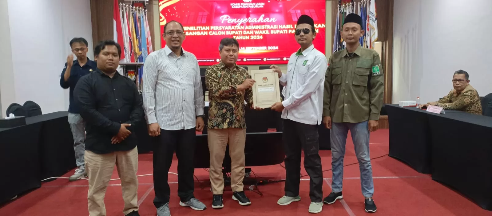 komisioner kpu kabupaten pasuruan saat menyerahkan dokumen administrasi kepada LO Paslon (KPU)