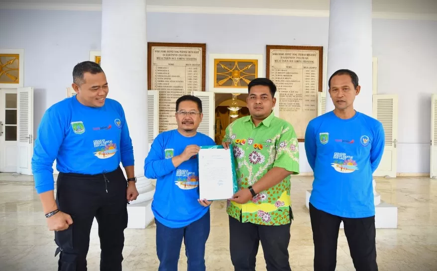 Kades Randupitu, bersama Pj Bupati Pasuruan. (Kominfo)