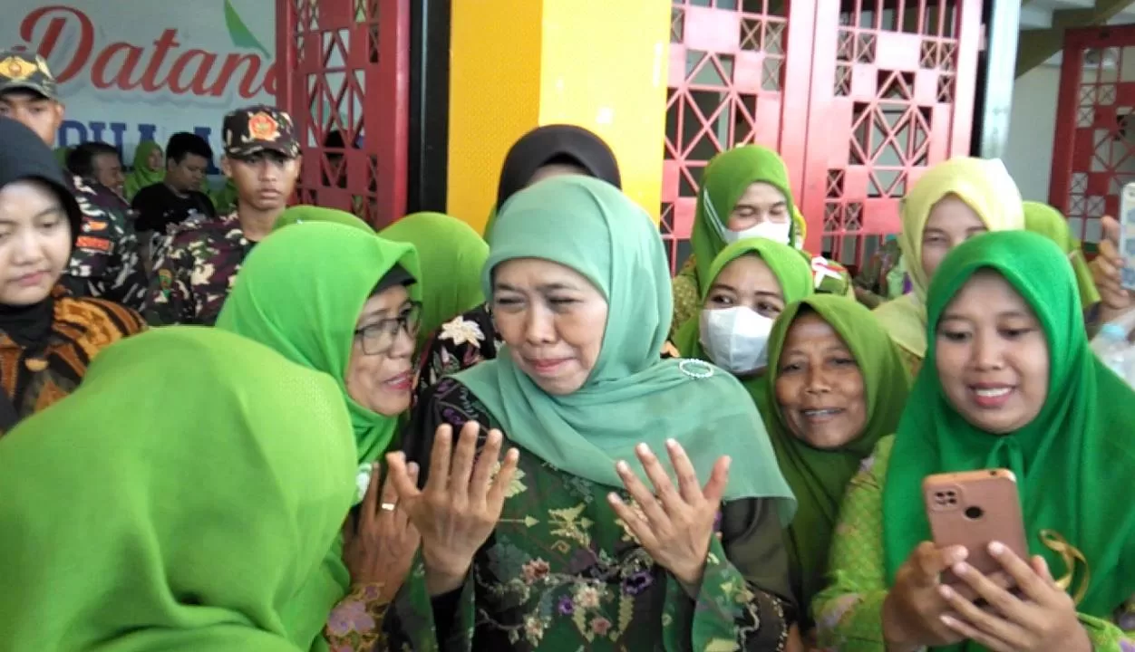 Khofifah Indar Parawansa Cagub Jatim usai melakukan foto bersama dan menyapa kader muslimat (BM)