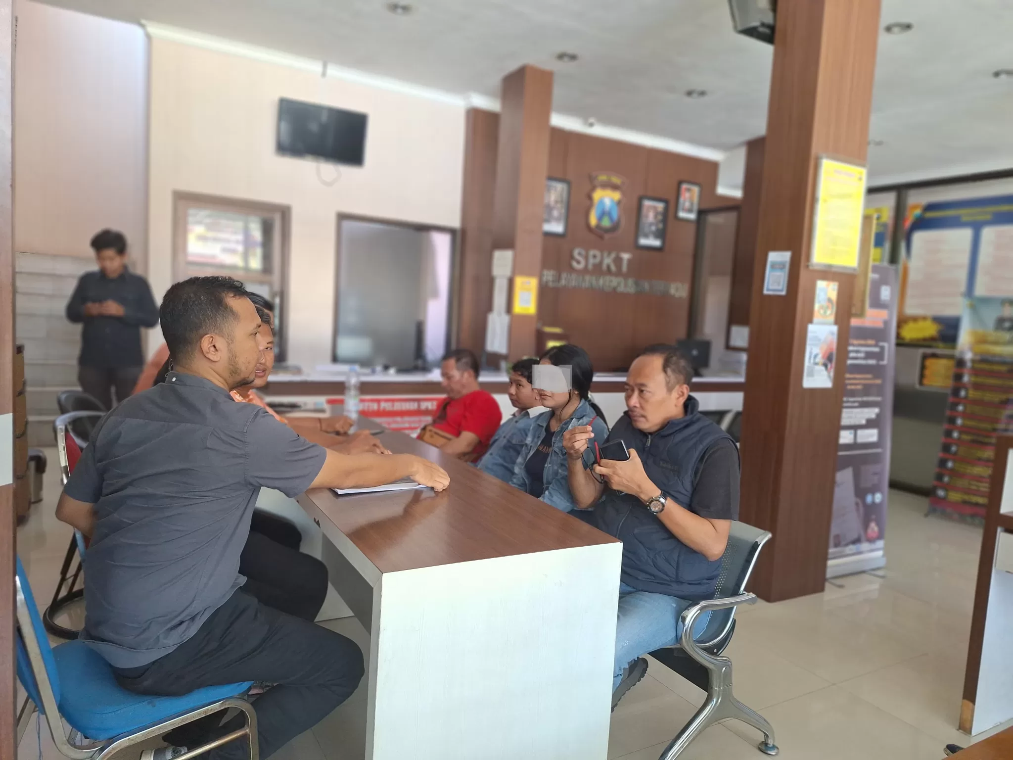 Korban didampingi kuasa hukun saat melaporkam ke SPKT Polres Pasuruan (BM)