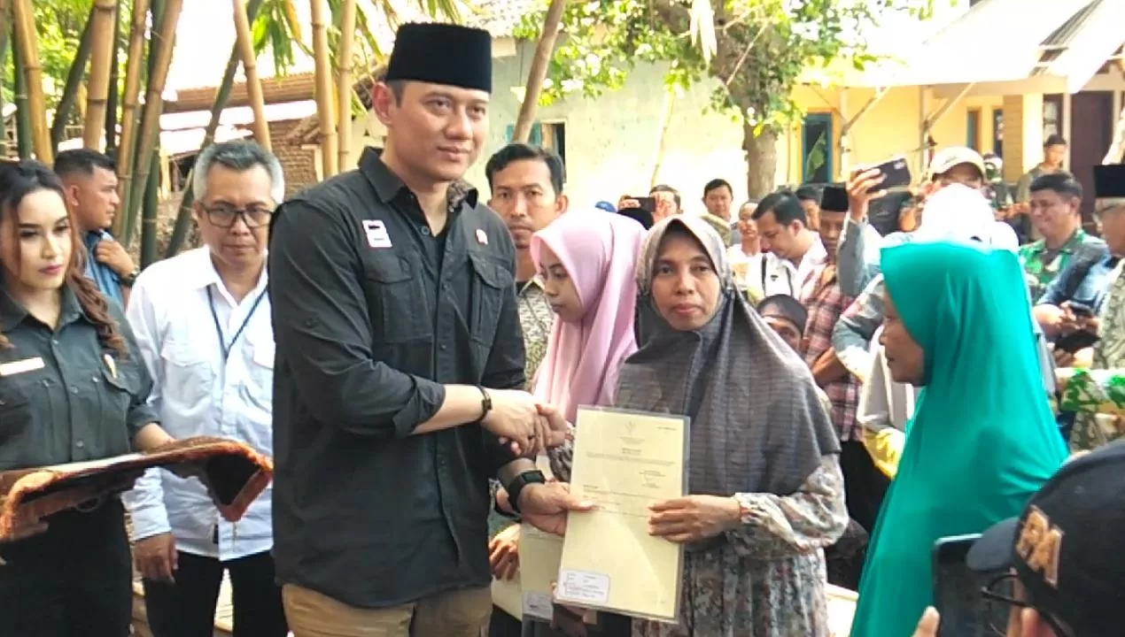 AHY saat menyerahkan sertipikat ke salah satu warga Kabupaten Pasuruan (BM)