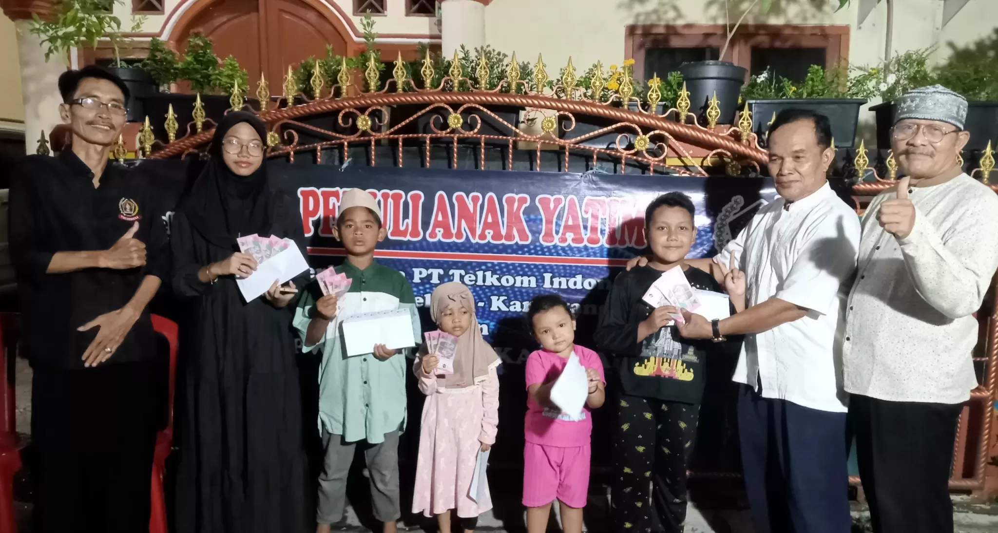 Ketua PWI Peduli Bekasi Raya saat memberikan santunan kepada anak yatim. (PWI)