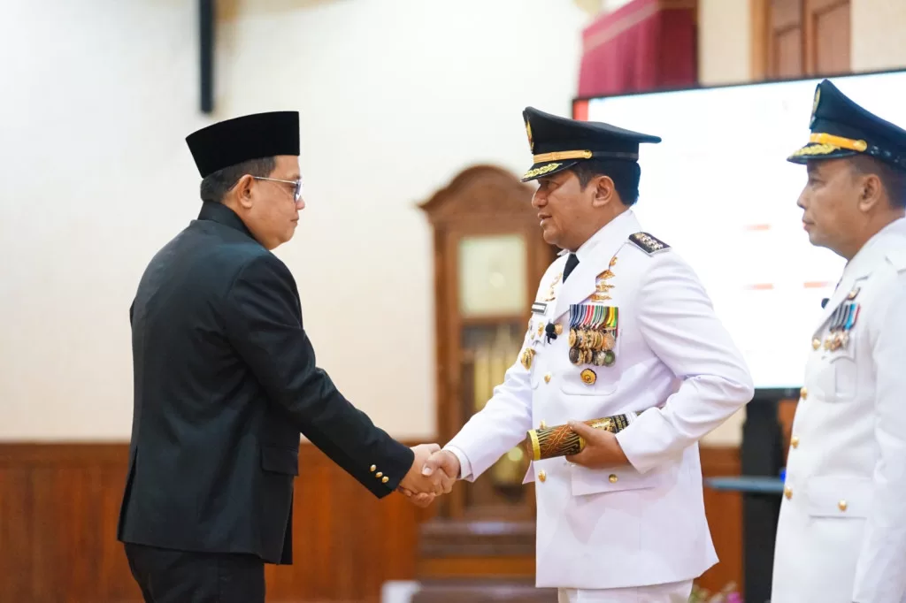 Pj Gubernur Jatim saat menyalami Nur Kholis Pj Bupati Pasuruan. (hms)
