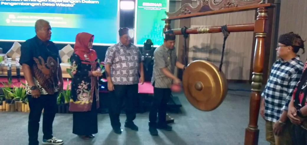 Pj Bupati Pasuruan, Nurkholis didampingi Direktur Stapa Agus Rahmatulloh membuka Seminar Pengembangan Desa Wisata (BM)