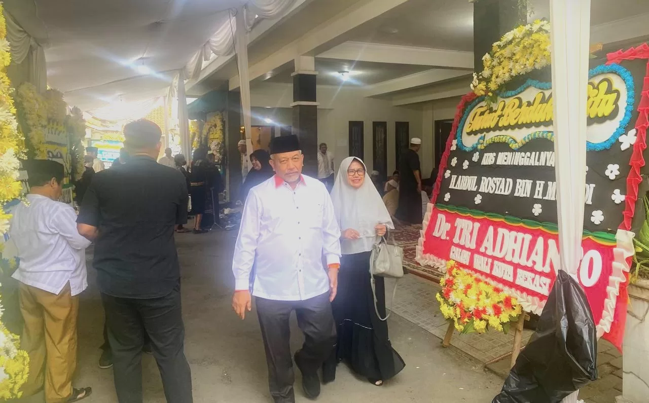 Ahmad Syaikhu Calon Gubernur Jawa Barat, bersama istri, saat takziah ke rumah duka Bang Yan. (Ist)