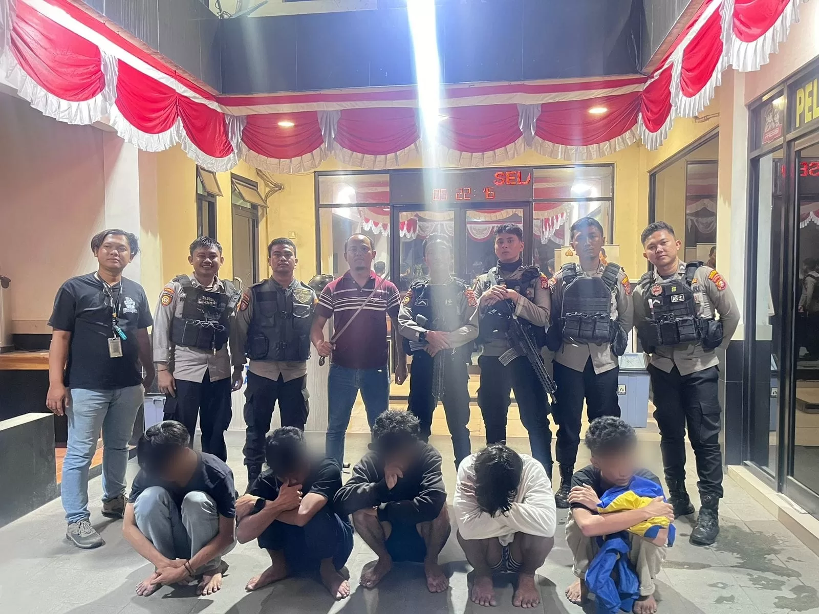 anggota Tim Perintis Presisi Polres Jakarta Barat saat menunjukkan remaja yang berhasil diamankan. (hms for BacainD.com)