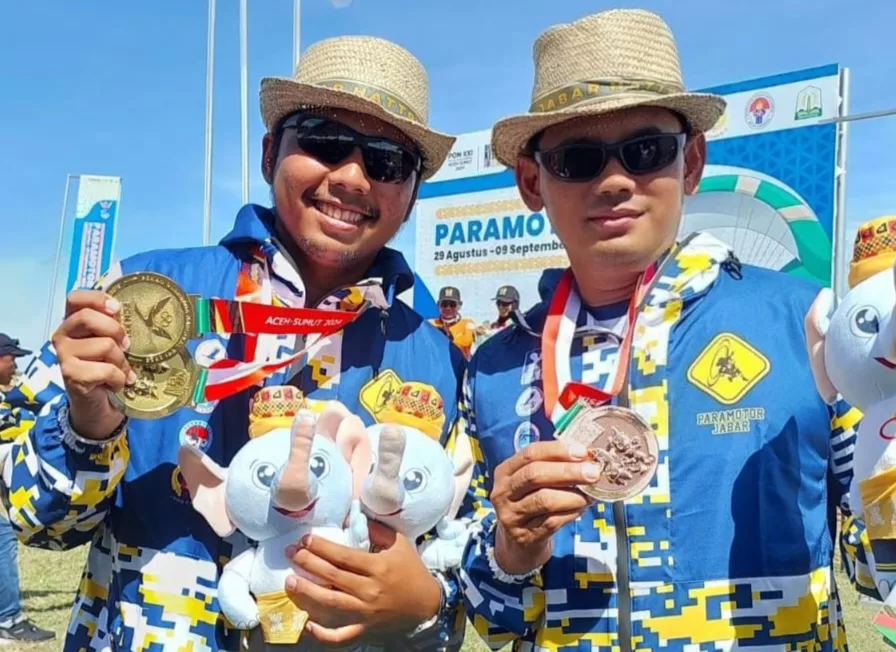 Atlet Paramotor Kabupaten Bekasi berhasil meraih 3 medali emas sekaligus mengantarkan kontingen Jawa Barat duduk di puncak klasemen sementara Pekan Olahraga Nasional (PON) XXI Aceh-Sumut 2024. (dok KONI)