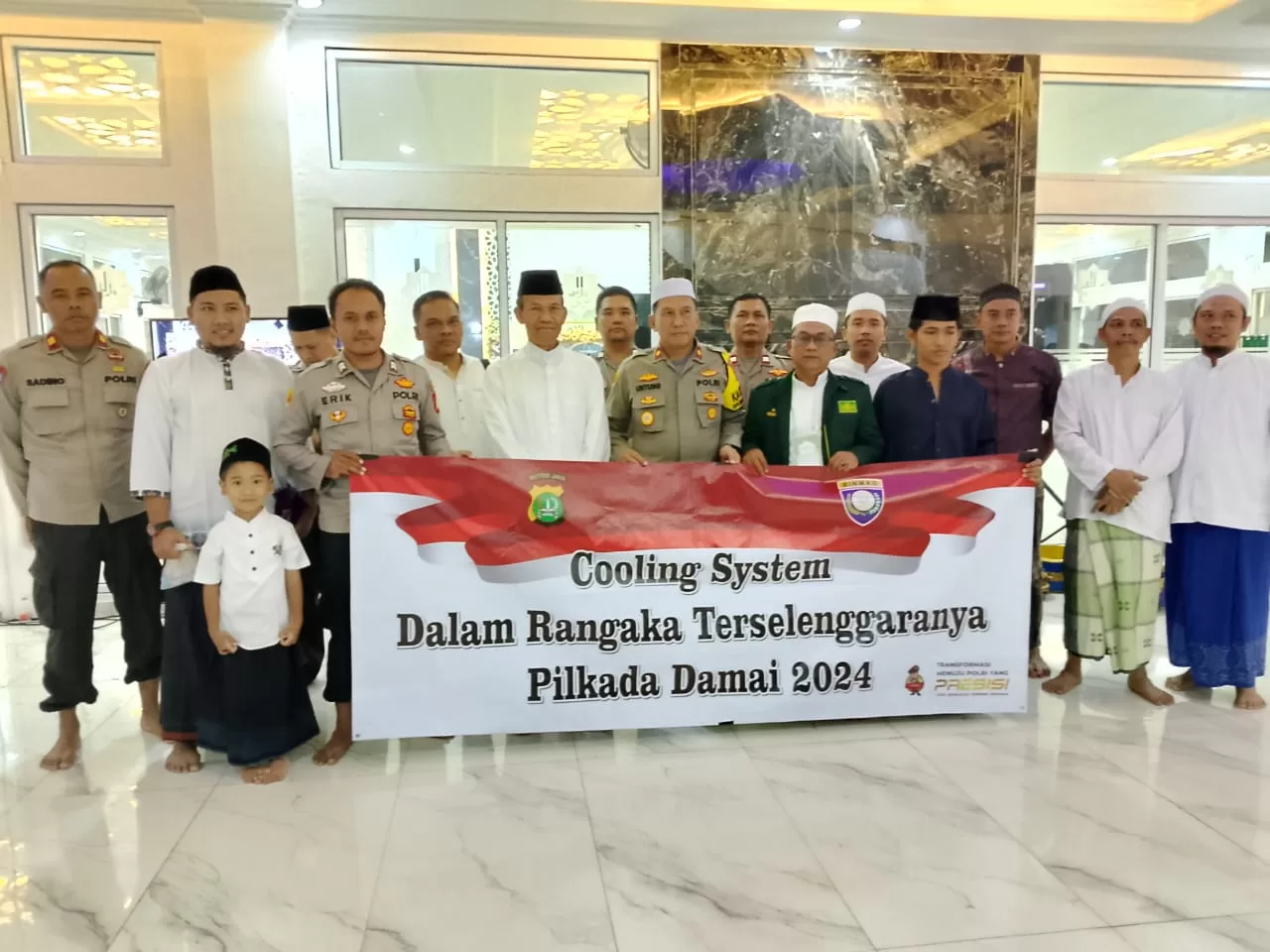 Kapolsek Bekasi Selatan foto bersama warga saat menggelar acara Cooling System. (Hms for BacainD.com)