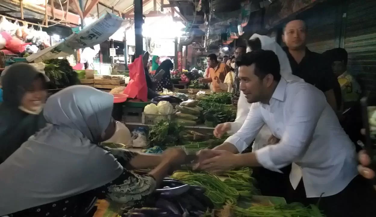 Emil Dardak bersama istri saat menyapa pedagang di Pasuruan. (BM)