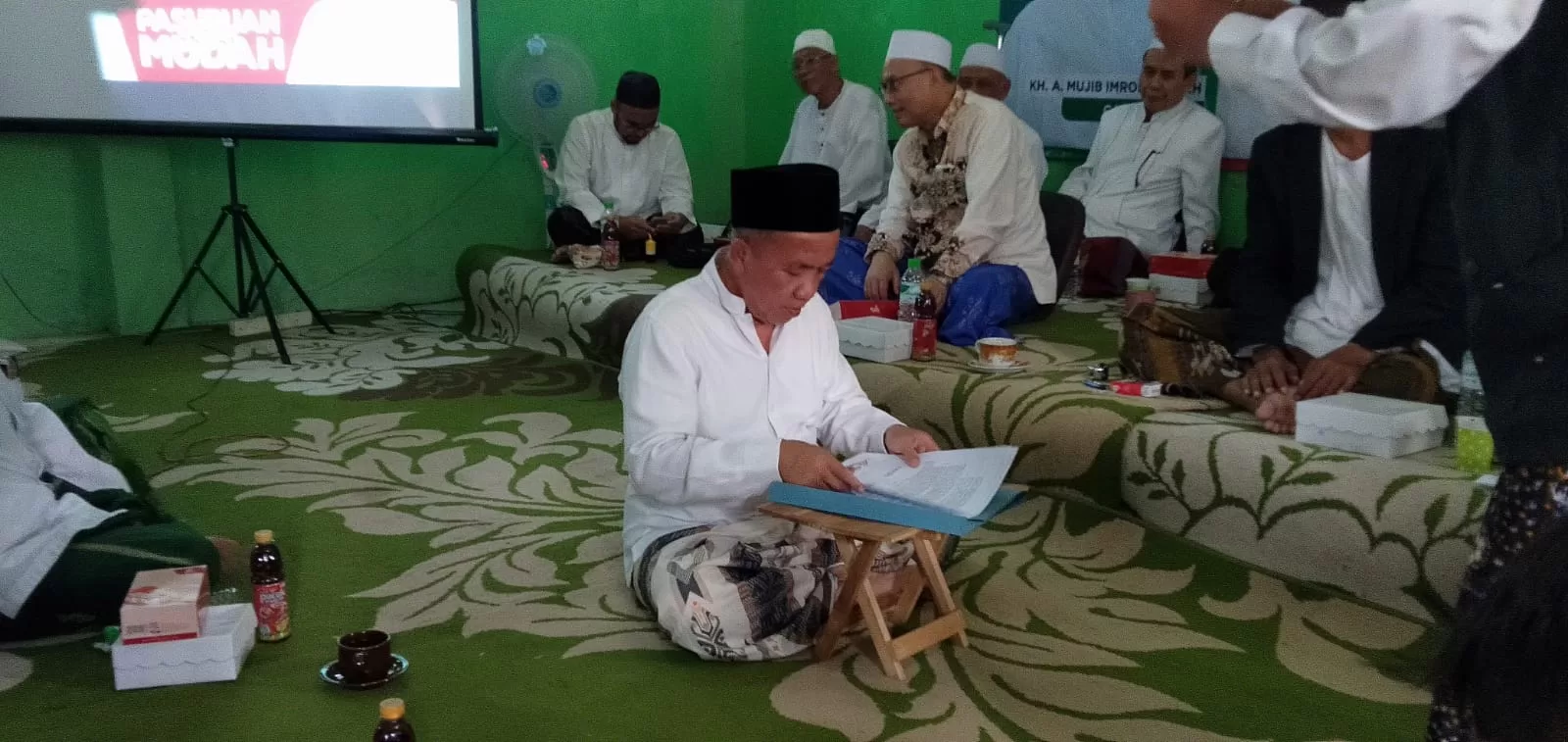 Gus Mujib saat mendatangani pakta maslahat hasil ijtima (BM)