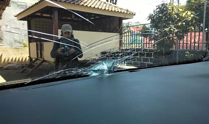 Kaca Depan Mobil yang ditumpangi Gus Mujib Pecah usai dilempar batu oleh Orang Tak Dikenal.