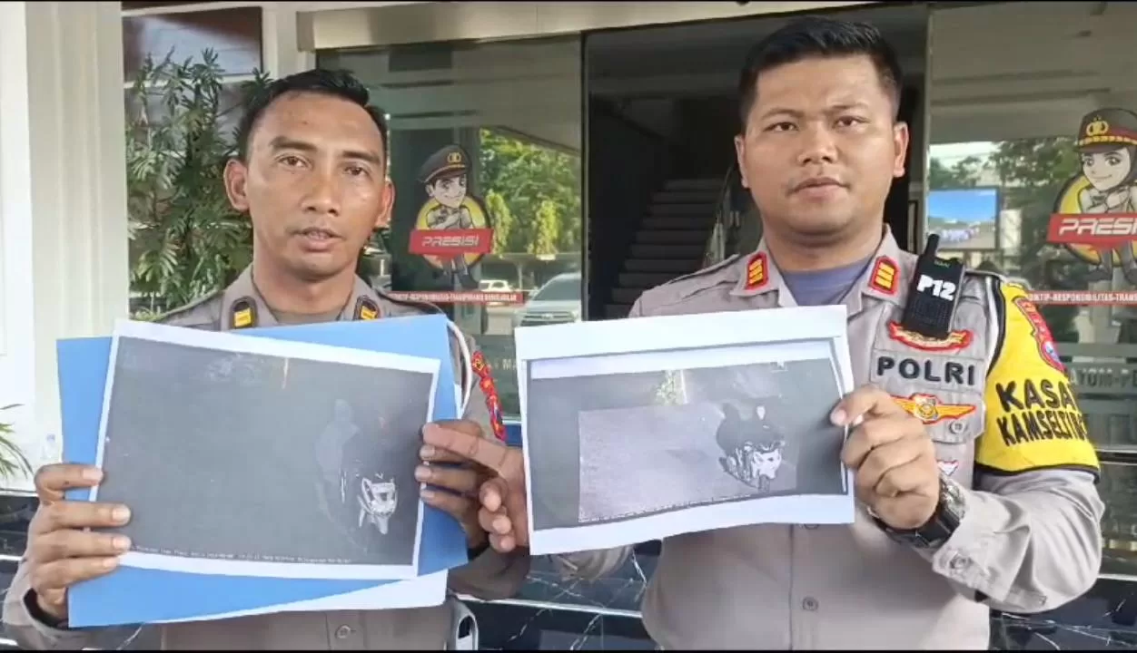 Kasatlantas didampingi kanit gakkum saat menunjukkan foto di media sosial dan foto cemera etle (BM)