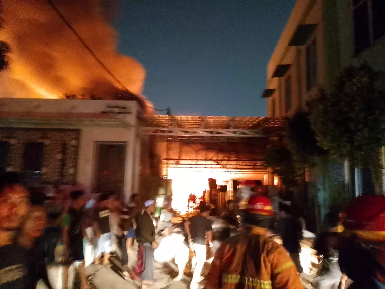 Kebakaran pabrik pondok Gede.