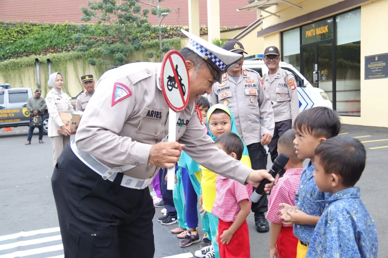 Seorang anggota Kenalkan Rambu-rambu lalu lintas secara interaktif kepada anak-anak. (hms)