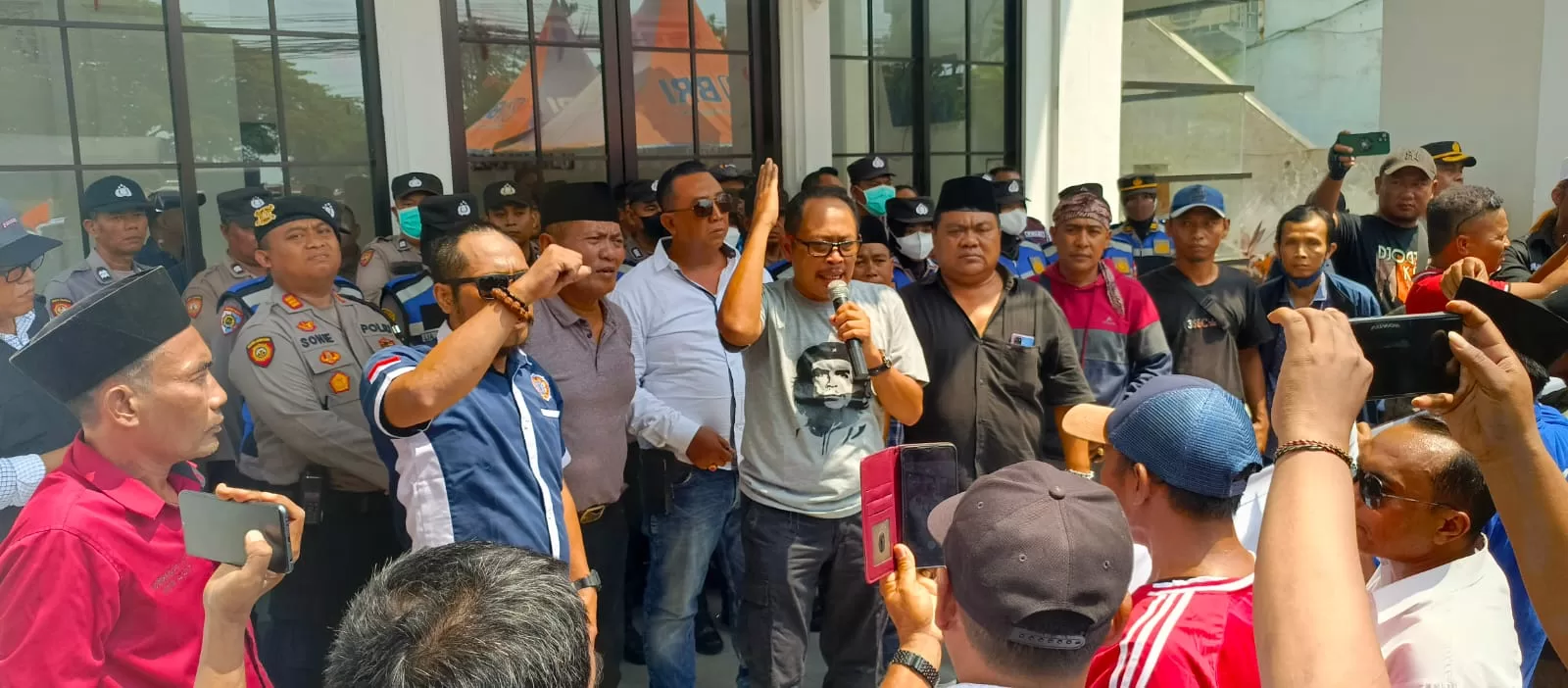 Lujeng Sudarto, koordinator Aksi saat menyampaikan orasinya. (Bm