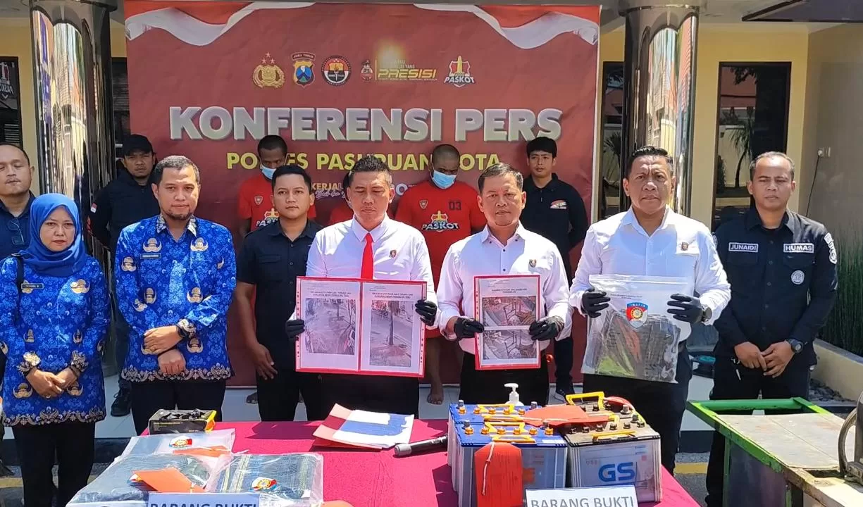 Pihak kepolisian saat menunjukkan barang bukti saat jumpa pers. (Bm)