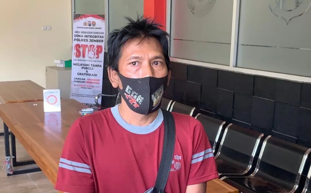 SH, Paman korban sedang menceritakan kejadian yang menimpa keponakannya kepada awak media, di Mapolres Jember. (Ist)