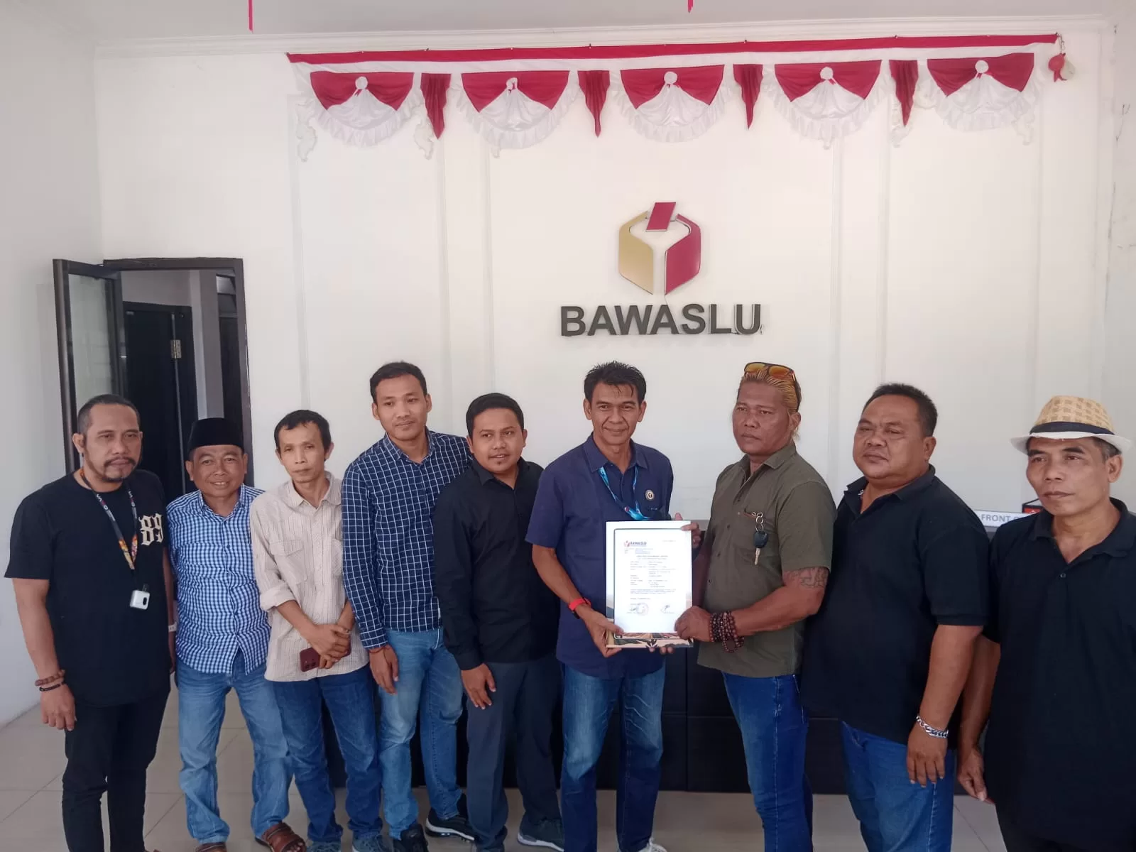 Pegiat Sosial se Kabupaten Pasuruan, serahkan bukti MoU dugaan PPDI bekerjsama dengan salah satu Paslon. (Bm)