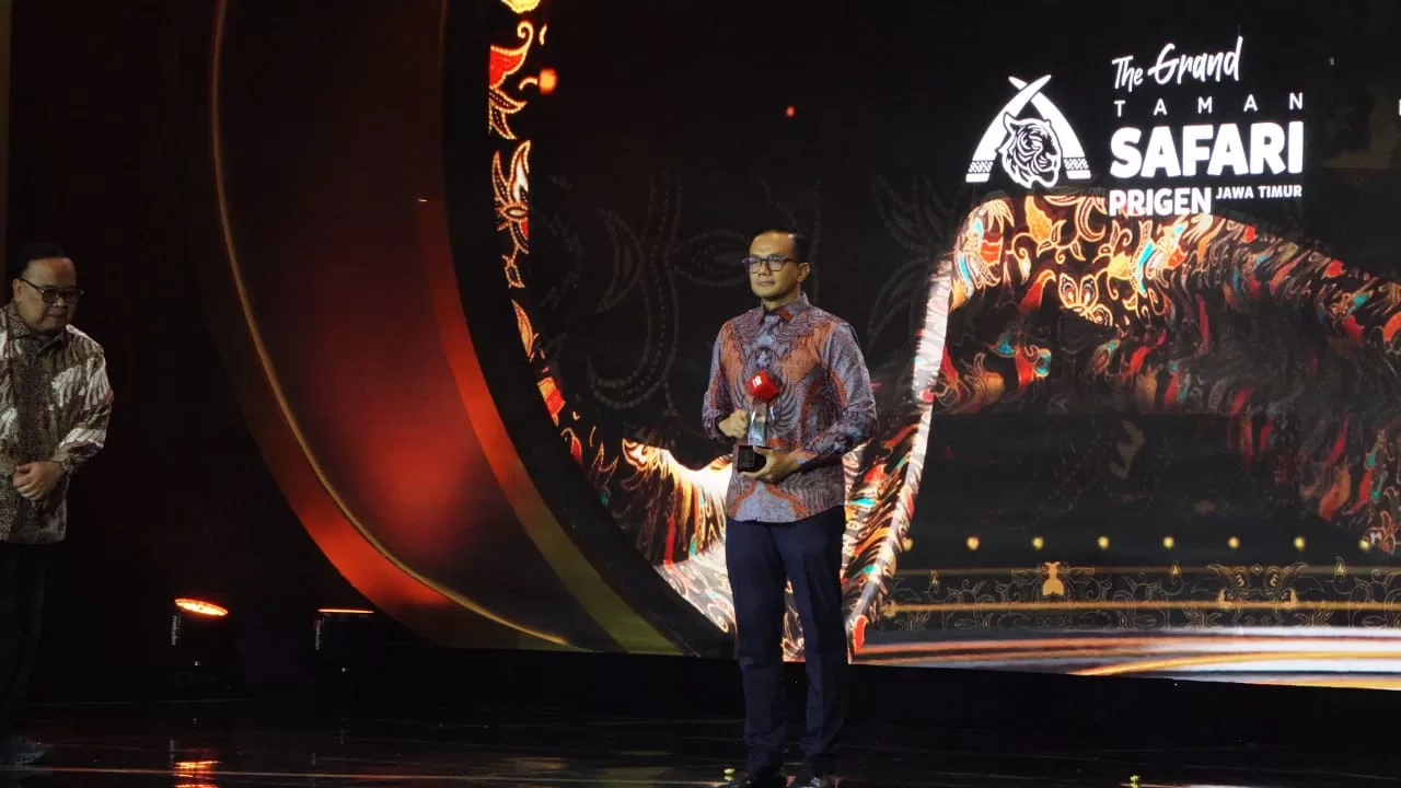Alexander Zulkaranain Selaku SVP Marketing Taman Safari Indonesia Group saat menerima penghargaaan dari CNN (Humas)