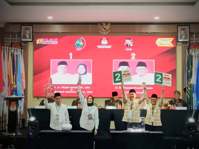 Kedua calon saat menunjukkan nomer urut (BM)