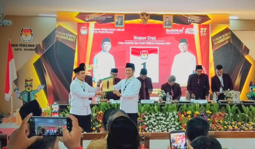 Adi-Nawawi saat menunjukkan nomer urut 1 (BM)