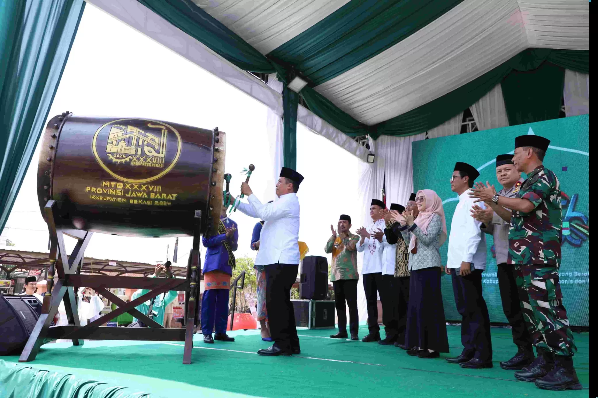 Tabuh Beduk, Pj Bupati Bekasi secara resmi membuka MTQ Tingkat Kabupaten Bekasi ke-56. (Hms)