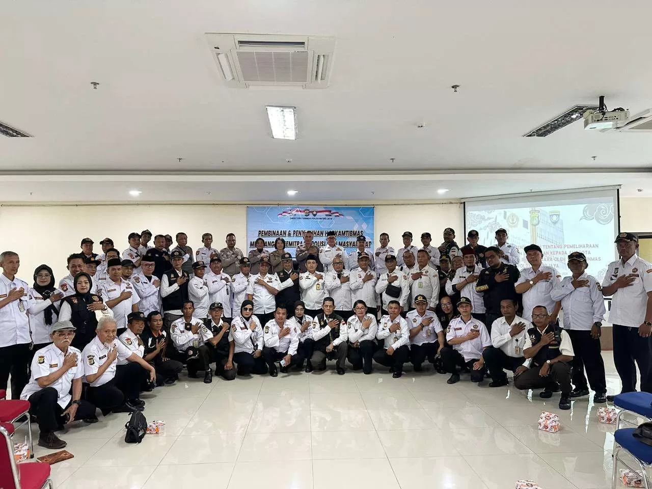 Pokdarkamtibmas Bhayangkara foto bersama saat Bimluh di Polres Metro Bekasi Kota. (Hms)