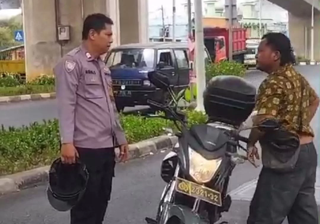 Aiptu Agus Supriyatna saat mengamankan pria bersajam di Jaktim. (Ist)