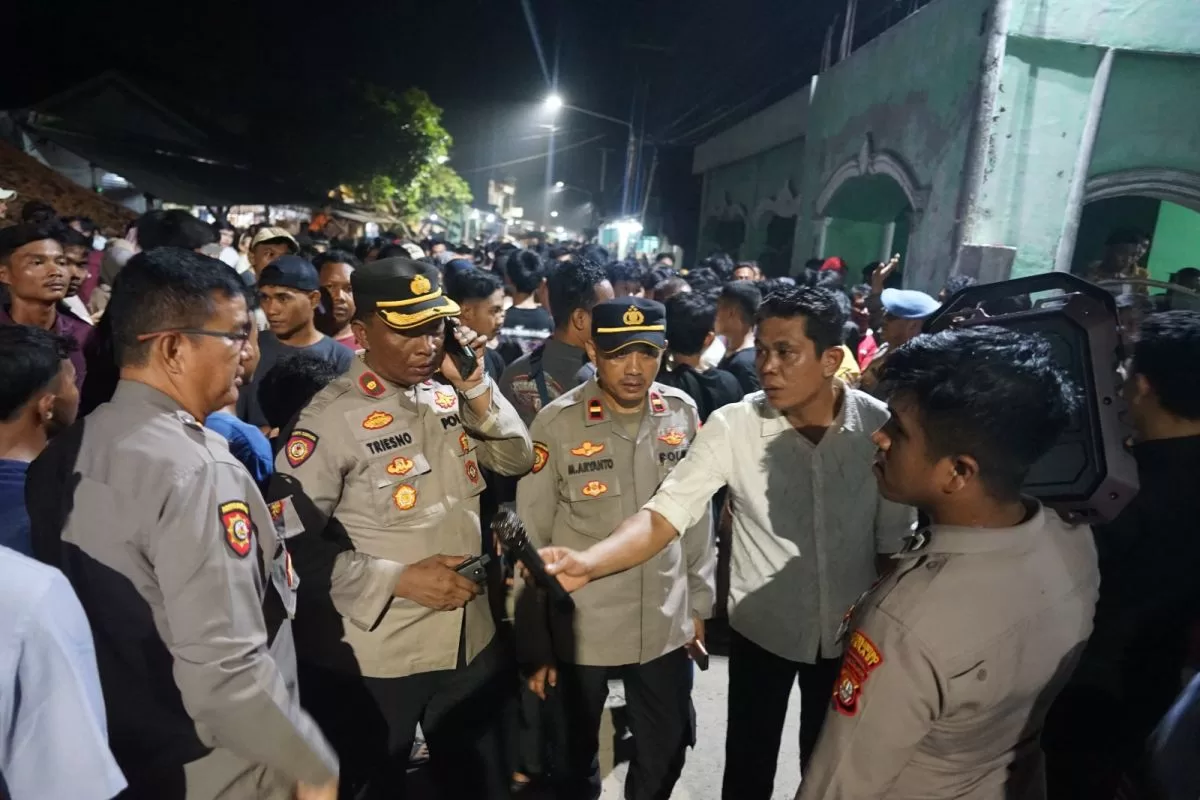 Kapolsek Cikarang Utara, Kompol Sutrisno saat menenangkan masyarakat yang menggeruduk Ponpes di Desa Karangmukti, Kecamatan Karang Bahagia, Kabupaten Bekasi, pada Jumat (27/9/2024) malam. (Hms Polda)