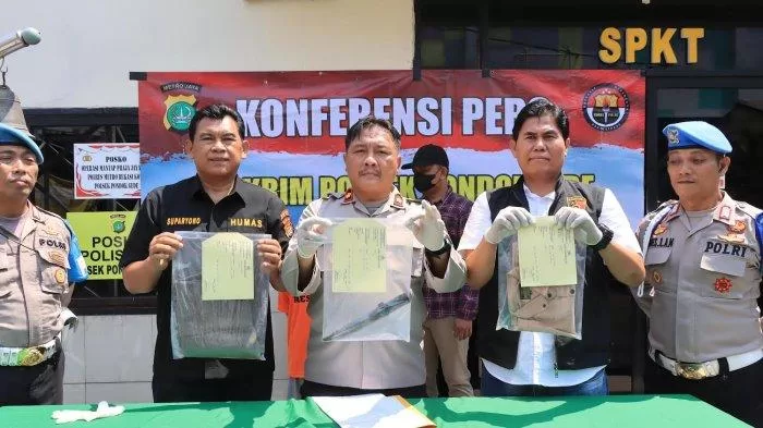 Kapolsek Pondok Gede menunjukkan barang bukti saat jumpa pers. (Polsek for BacainD.com)