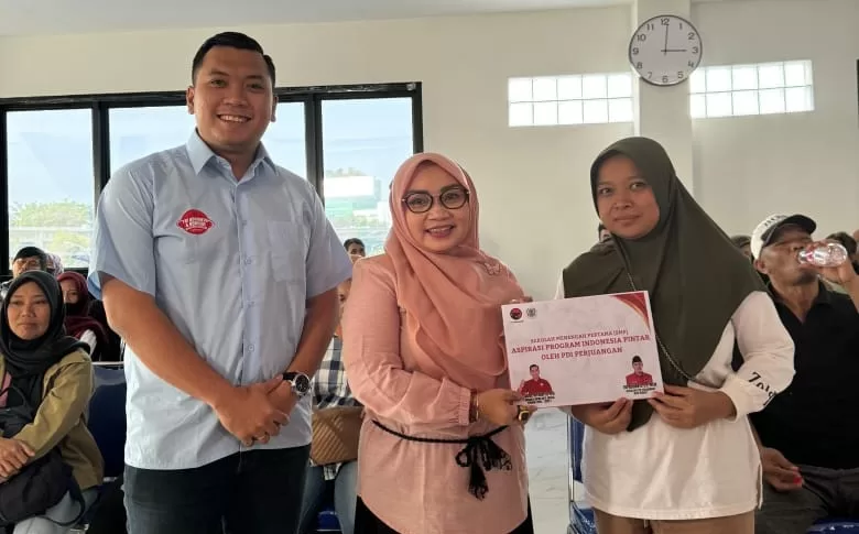 Samuel Sitompul Bersama Wiwiek Hargono Tri Ardhianto Salurkan Bantuan PIP di Kota Bekasi.