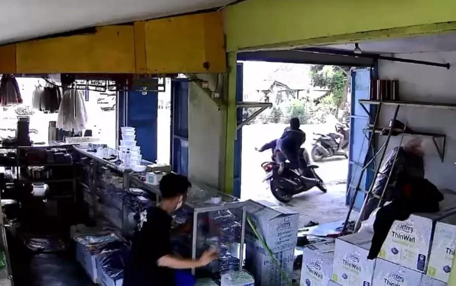 Rekaman CCTV Gagalkan aksi pencurian.