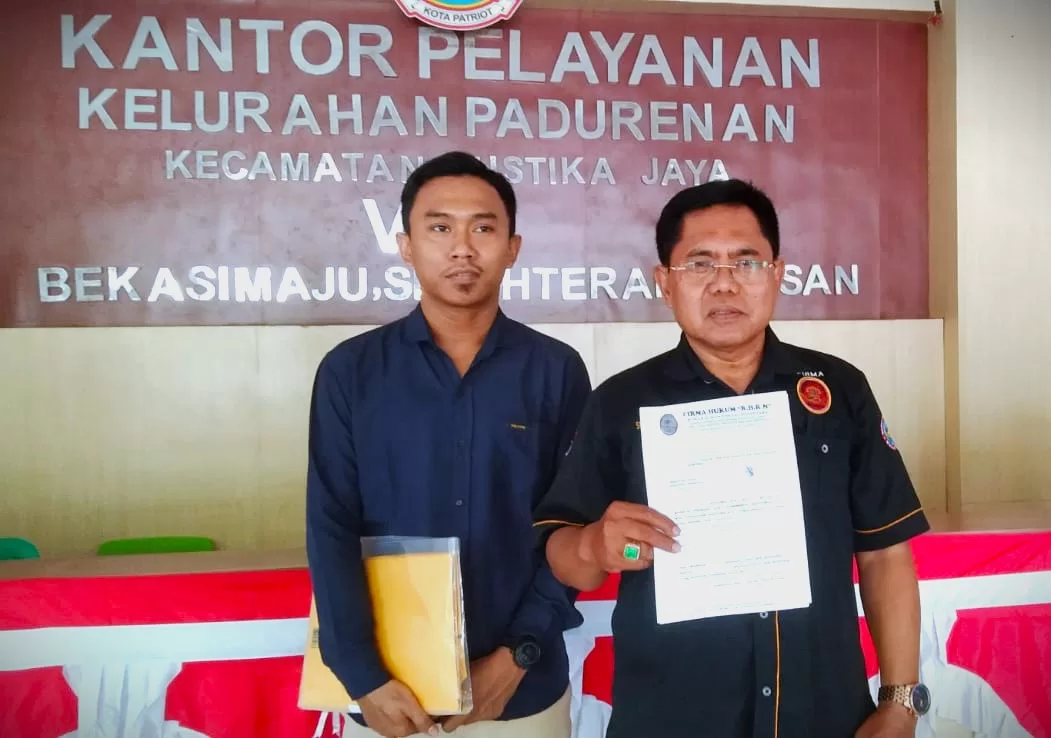 Sugono SE, SH C.Me Sp.Ptn, Tim Advokat dari Rumah Hukum Rakyat Nusantara, saat berada di Kantor Kelurahan Padurenan, Mustikajaya, Kota Bekasi. (Sy)