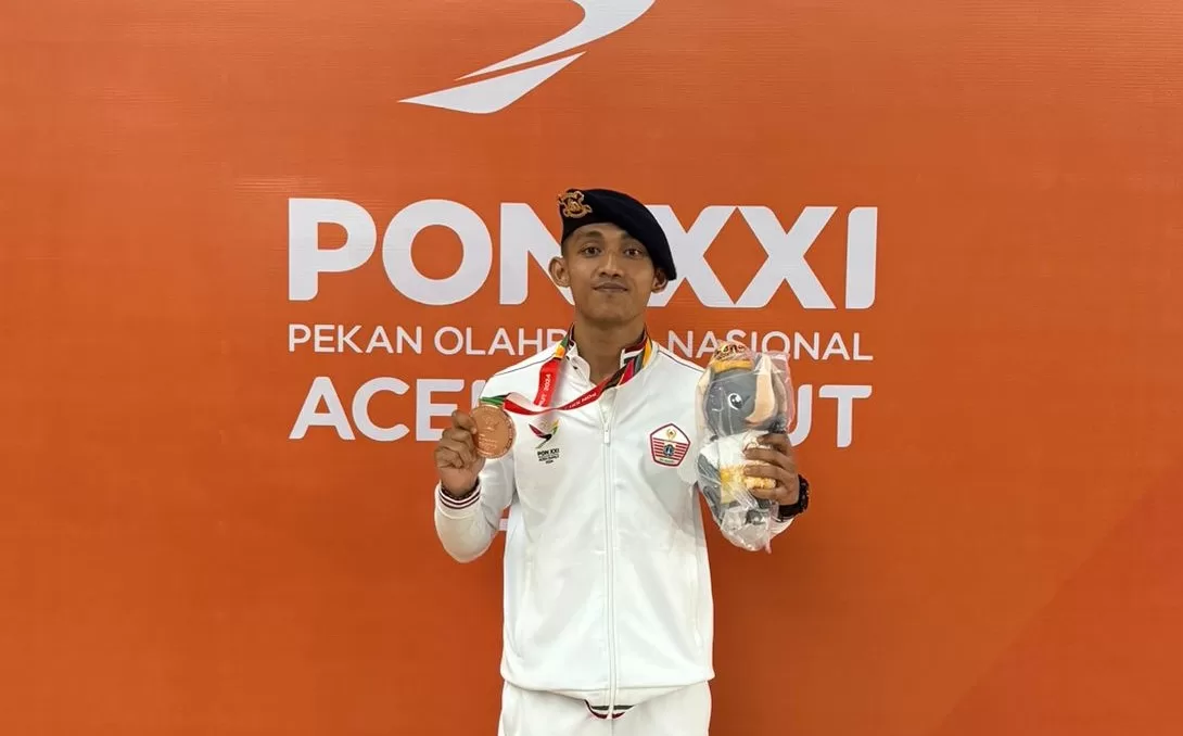 Bripda Gino Rinaldi Fauzi seorang anggota Brimob di Batalyon D Resimen I Paspelopor, menunjukkan medali perunggu. (Rnt)